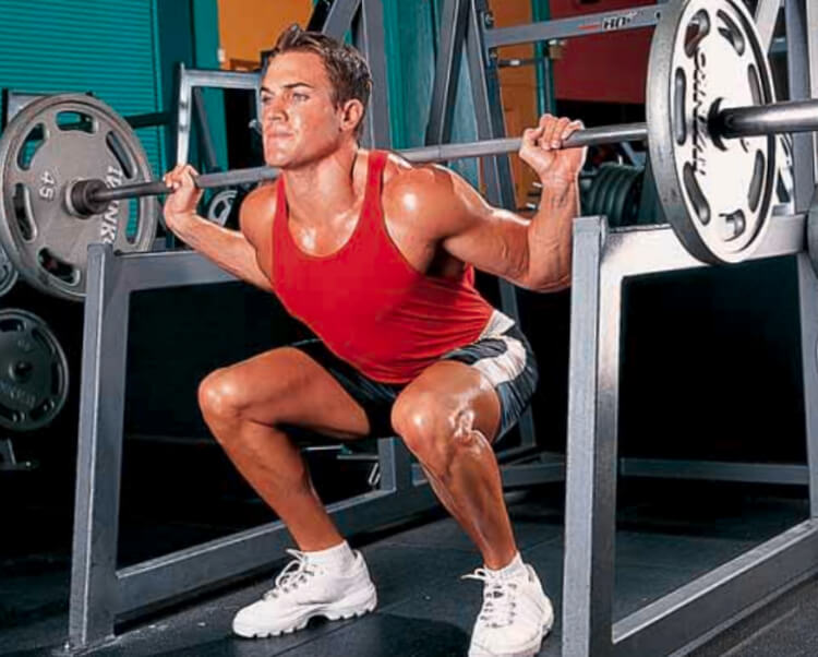 szabályos guggolás súllyal helyesen